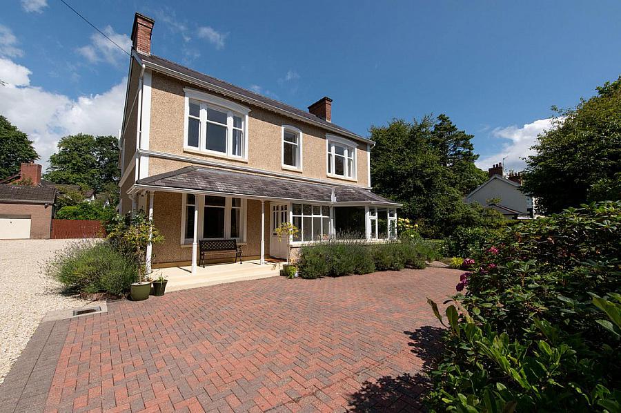 Latharna, 14 Lenamore Avenue, Jordanstown, BT37 0PF