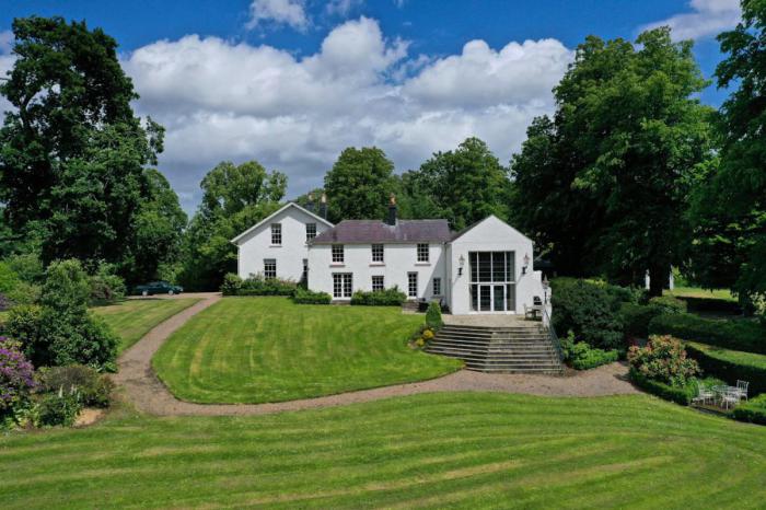 Ballyaughlis Lodge, 238 Ballylesson Road, Drumbo, BT27 5TS